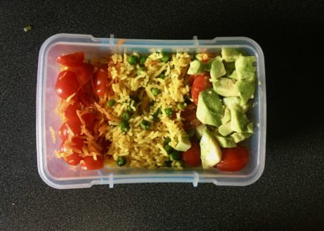 jednoduchý obšd s sebou - kari rýže s avokádovým salátem