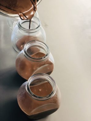 Kakaový krém s mandlovým máslem a malinami.