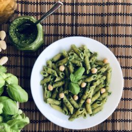 Jednoduché bazalkové pesto na tšstoviny. Bez lepku, mléka a cukru