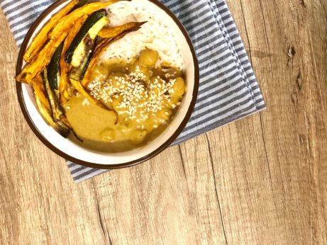 Zdravé vegetariánské jídlo - cizrna s curry-kokosovu omáčkou a zeleninou