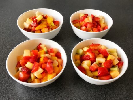 Tropický ovocný salát s pomerančovou zálivkou – jahody, mango, ananas a kiwi bez přidaného cukru