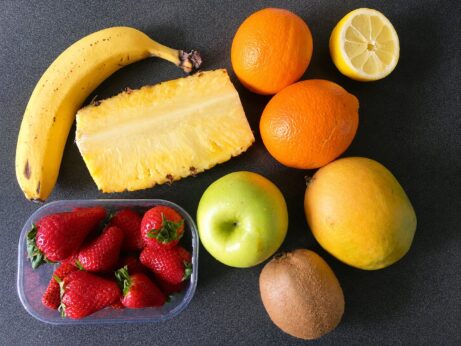 Tropický ovocný salát s pomerančovou zálivkou – jahody, mango, ananas a kiwi bez přidaného cukru