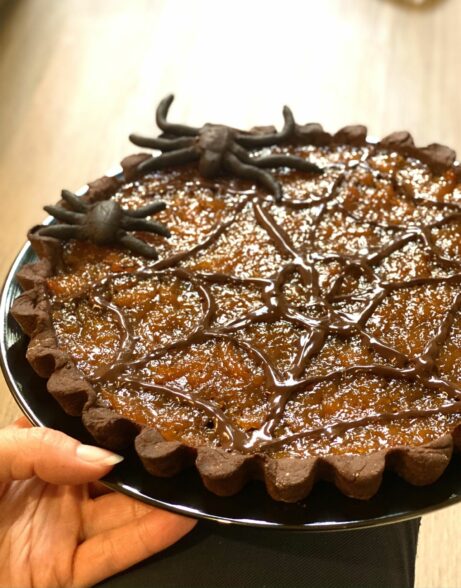kakaový bezlepkový koláč s broskvovou marmeládou. Vylepšený na Halloweena :-)