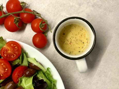 medovo-hořčičná zálivka na salát. Jednoduchý recept, kterým vylepšíte každý salát.