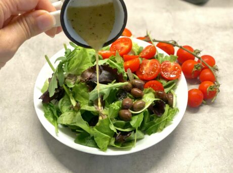 medovo-hořčičná zálivka na salát. Jednoduchý recept, kterým vylepšíte každý salát.