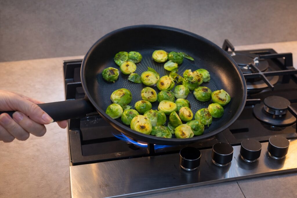 Růžičková kapusta na pánvi